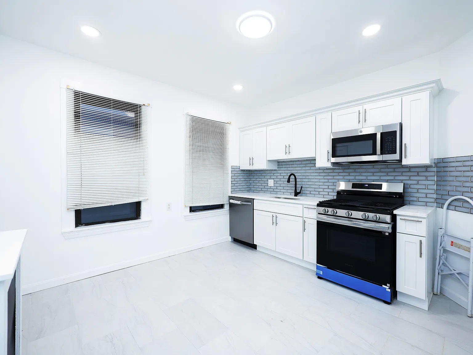 3 bed, 1300 sqft, $4,400 — Photo 1