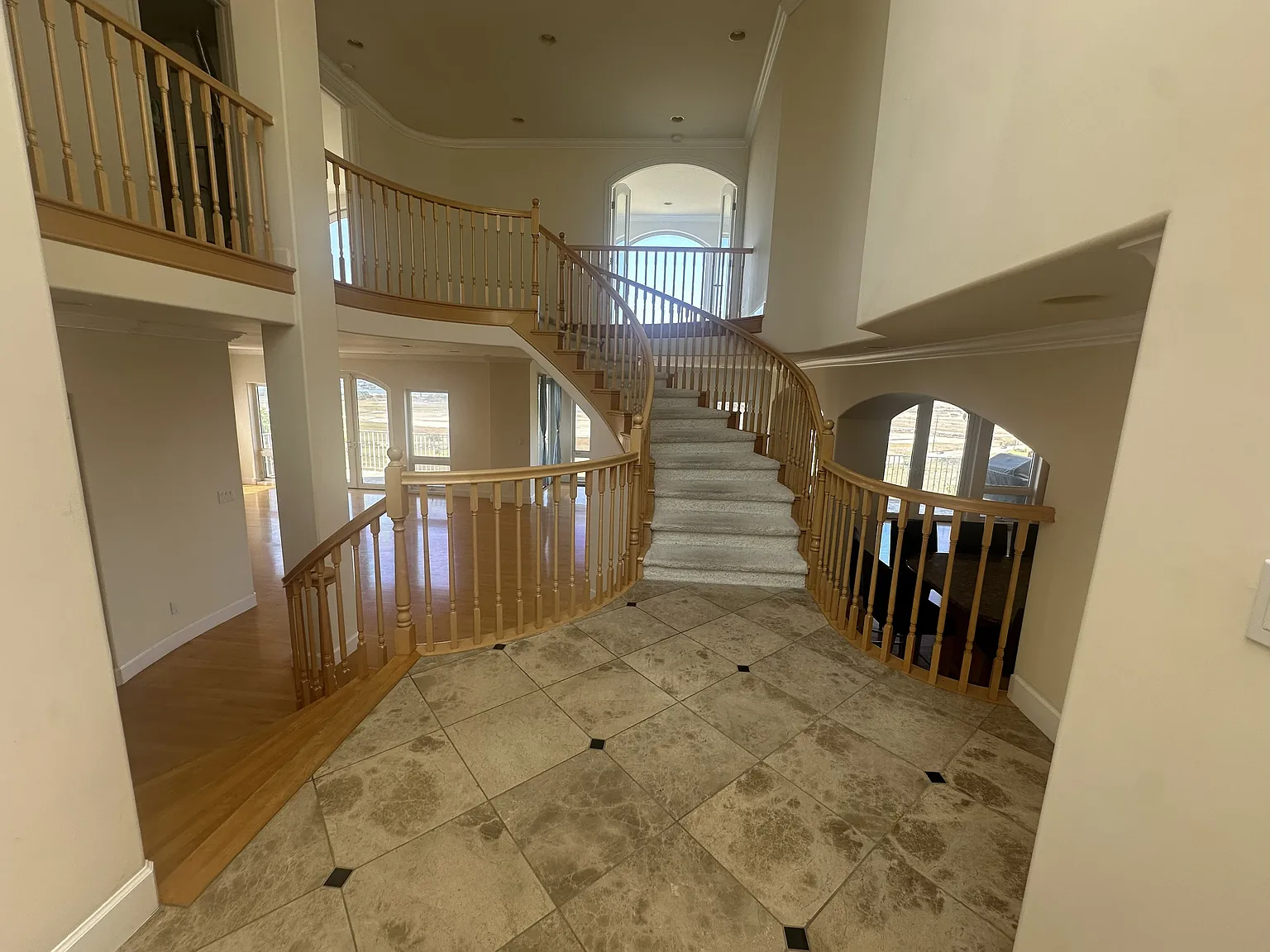 4 bed, 4906 sqft, $13,500 — Photo 3