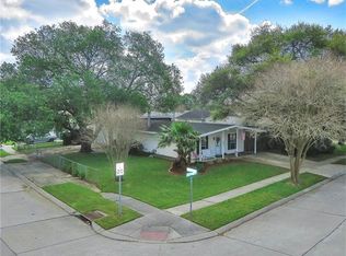 433 Blossom St, Gretna, LA 70056