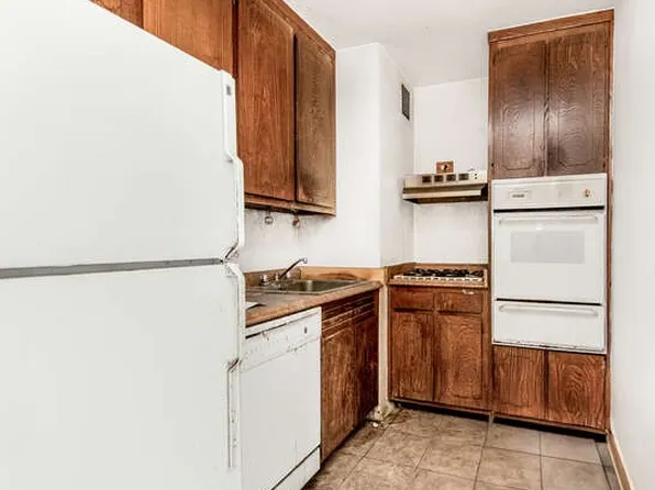 555 Kappock Street image 3 of 14