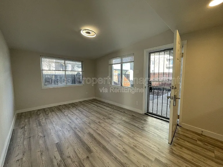 2127 S Acoma St — Photo 4
