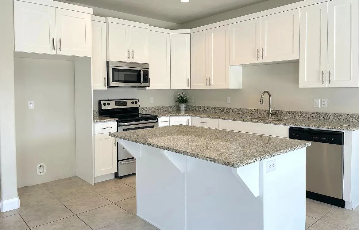 3 bed, 2.5 bath, 1700 sqft, $1,895 — Photo 2