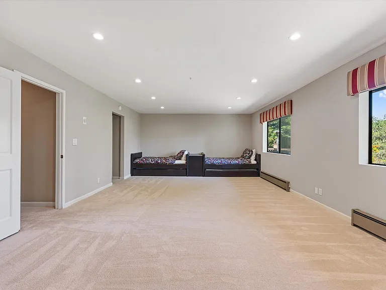 9 Heritage Ct — Photo 37