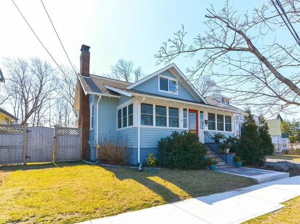 35 Warwick St, Quincy, MA 02170
