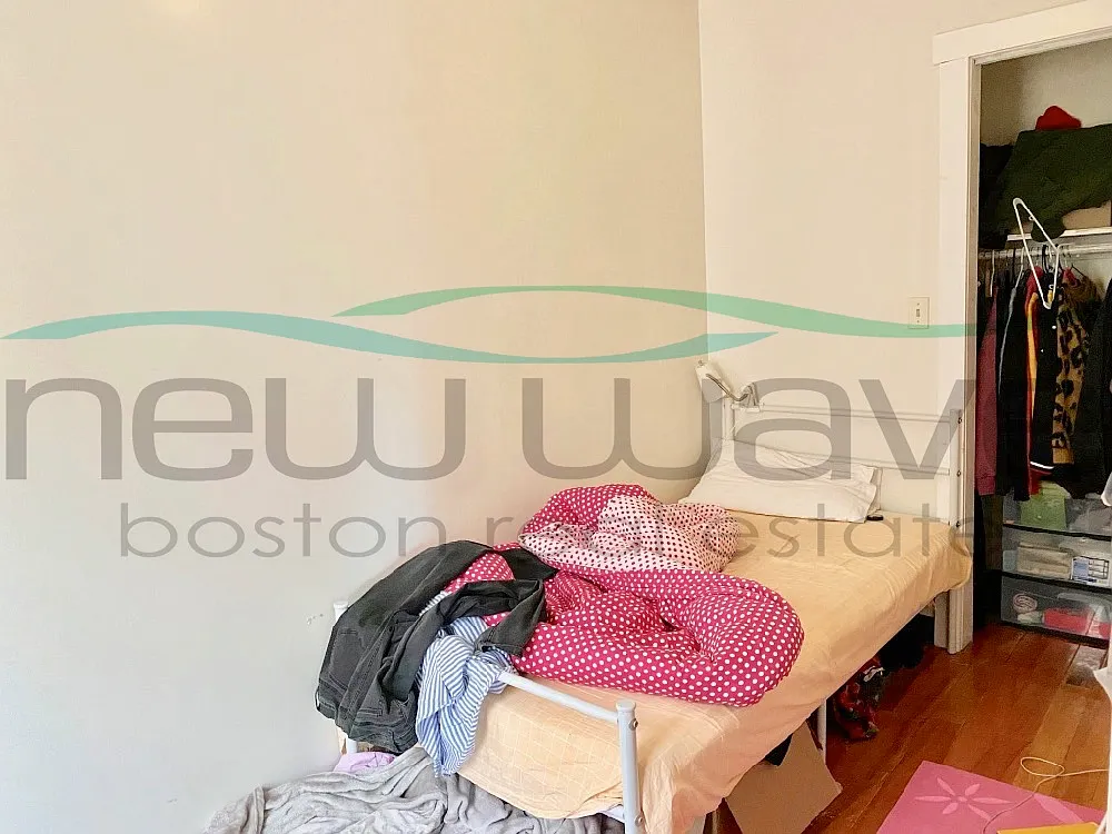 3 bed, 1000 sqft, $4,100 — Photo 2