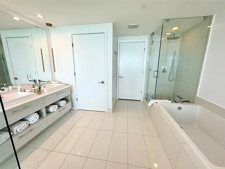 650 NE 32nd St #1901 — Photo 11