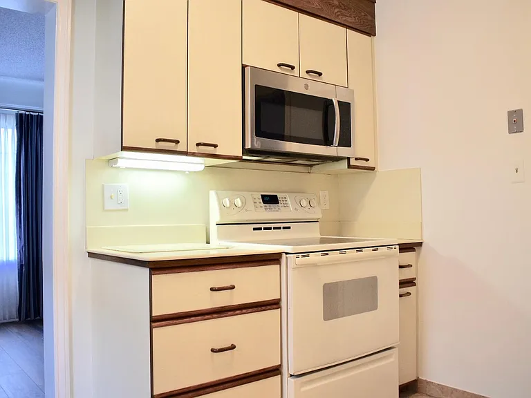 619 N Elizabeth St — Photo 6