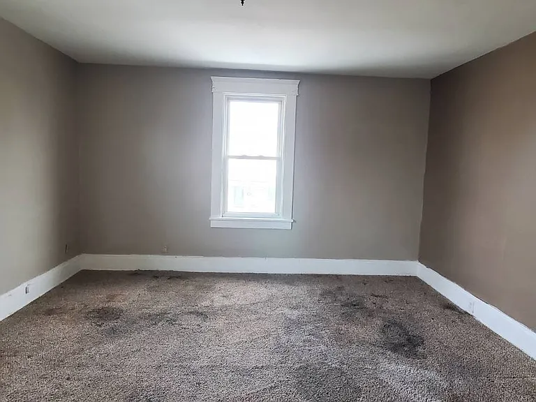 478.5 W Cambridge St NE — Photo 3