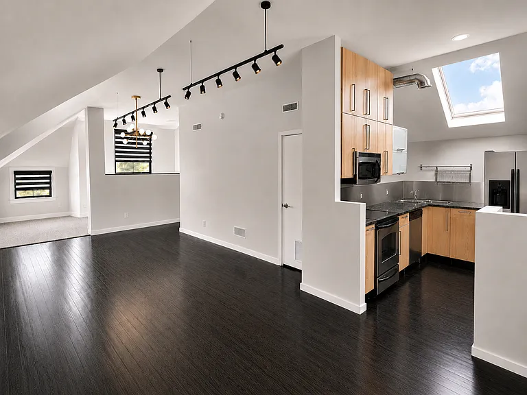 324 W 8th St #3 — Photo 2