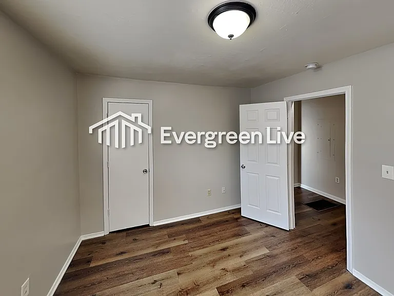 3260 Russell St — Photo 8