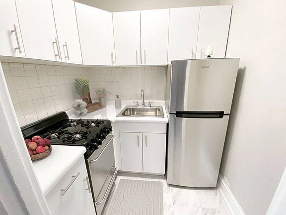 4th image of 440 W Barry Ave APT 702
