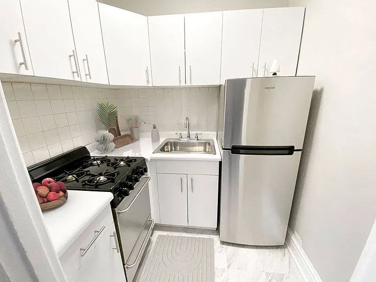 440 W. Barry Ave. — Photo 4