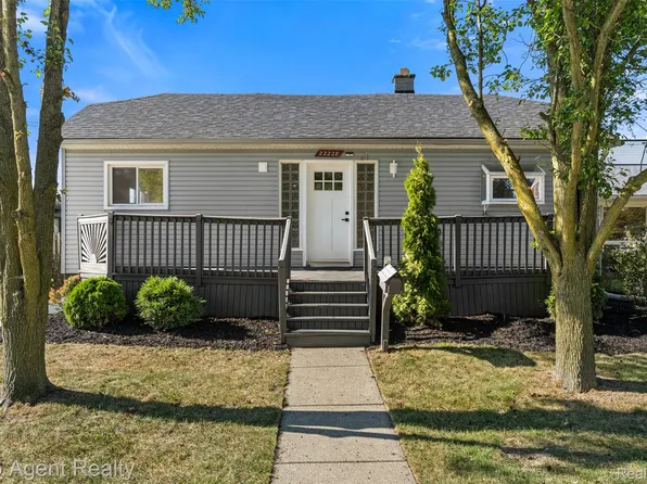 22228 Bon Heur St, Saint Clair Shores, MI 48081