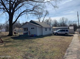 617 N Oak St, Webb City, MO 64870