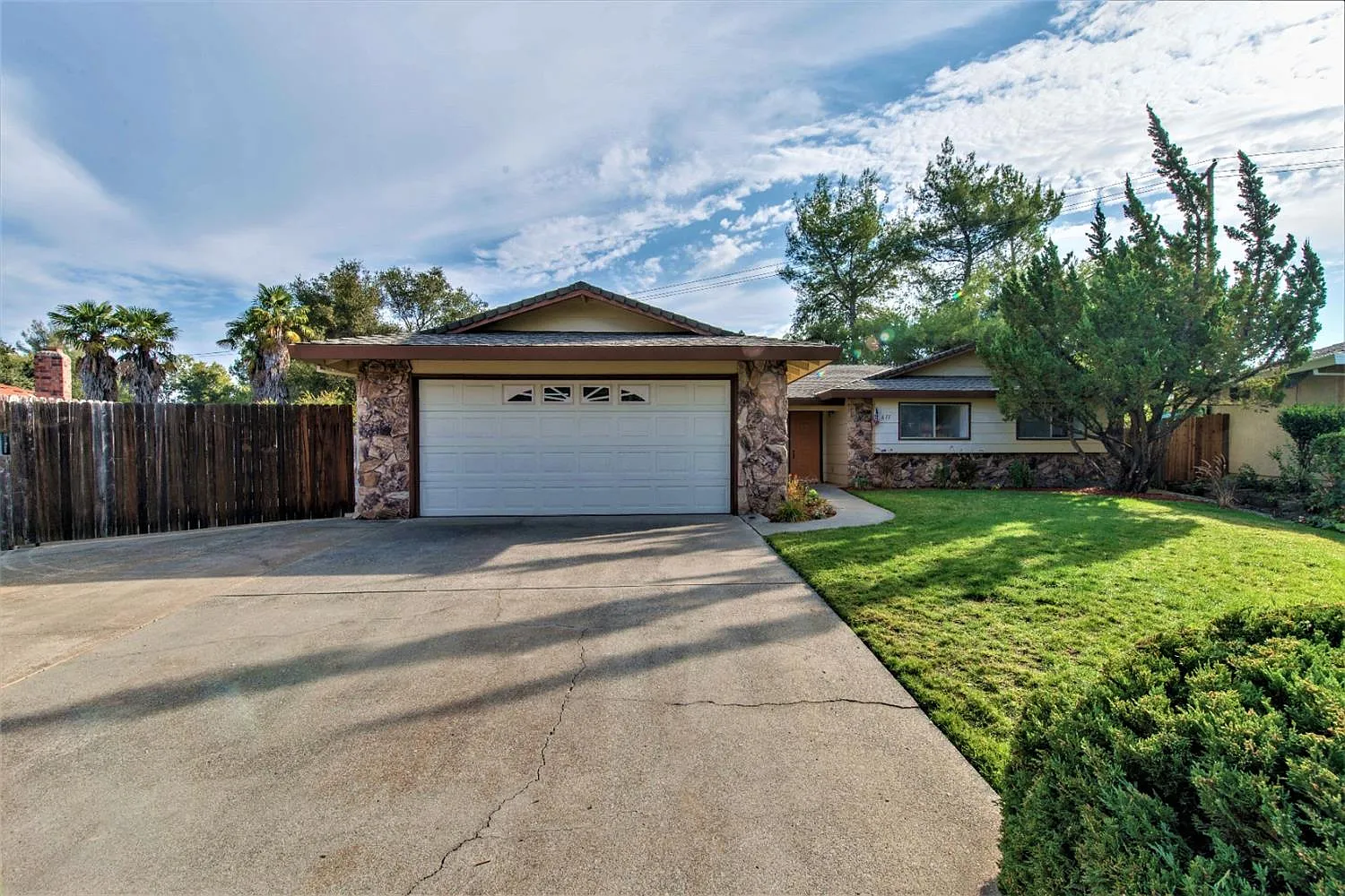 611 Falcon Way photo 1