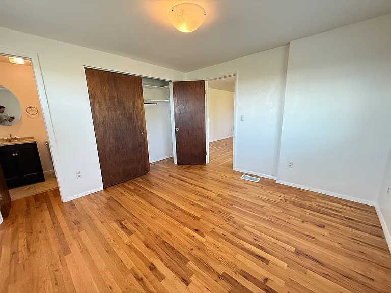2592 Yarmouth Ave — Photo 8