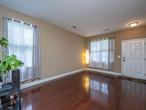 5th image of 451 Glenmore Dr