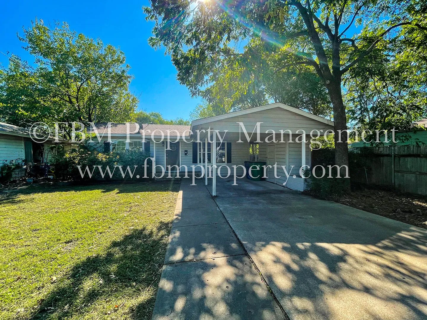 802 Dunn St - Cozy 2 Bedroom, 1.5 Bathroom Home in Waxahachie, TX! — Photo 1