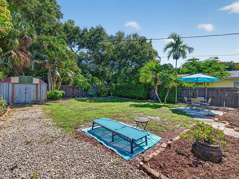 601 NE 14th Pl — Photo 42