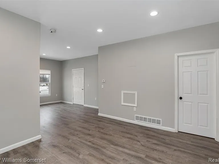 1119 Custer St — Photo 6