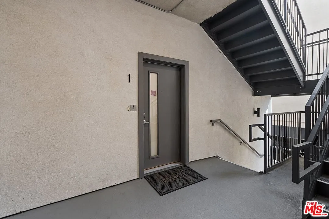 3 bed, 3.0 bath, 1550 sqft, $4,500 — Photo 2