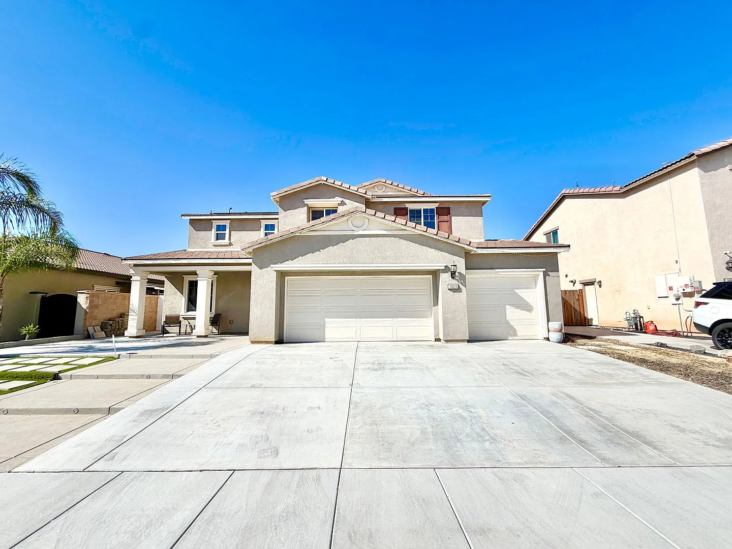 Spacious 5 Bedroom 3 Bathroom Home with Loft, 3-Car Garage & SOLAR — Photo 1