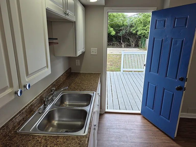 1213 Lawrence Ave — Photo 7