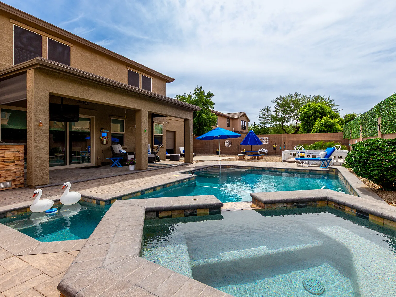 4 bed, 2.5 bath, 3207 sqft, $4,350 — Photo 1