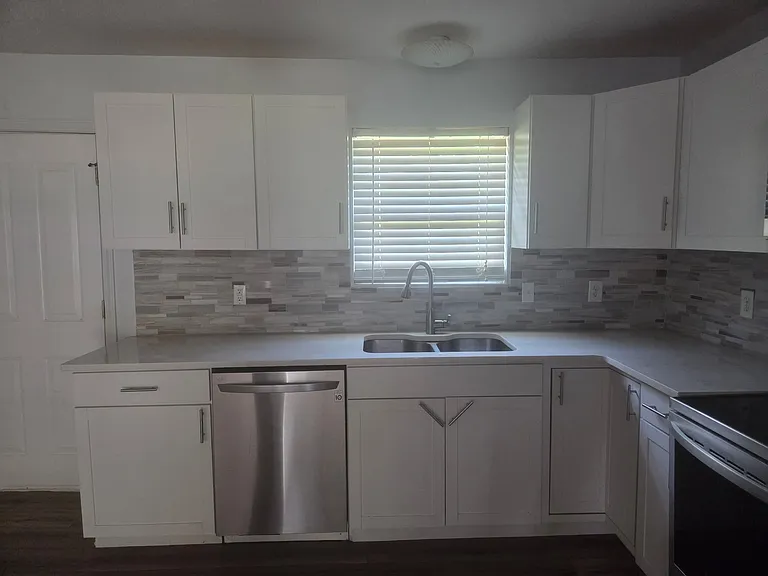 2824 Delrose Dr — Photo 6