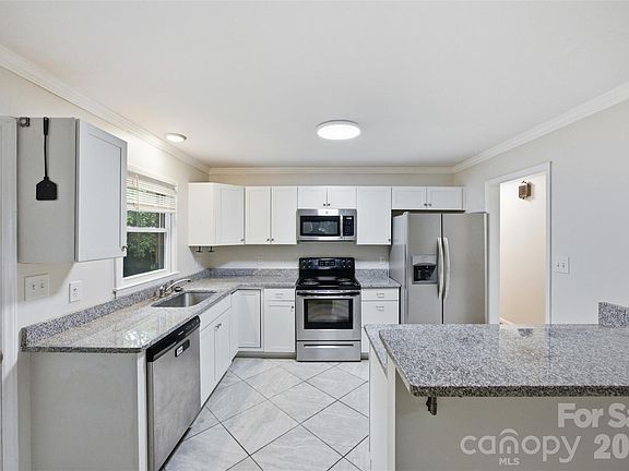 4th image of 601 Groves St
