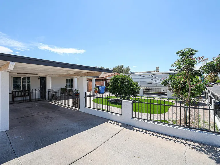 2217 E Harvard St — Photo 1