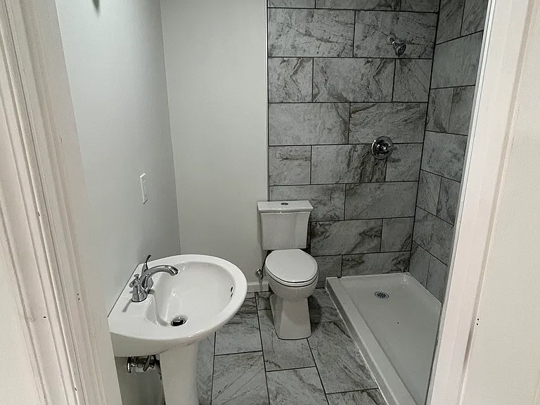 398 University Dr #B — Photo 2