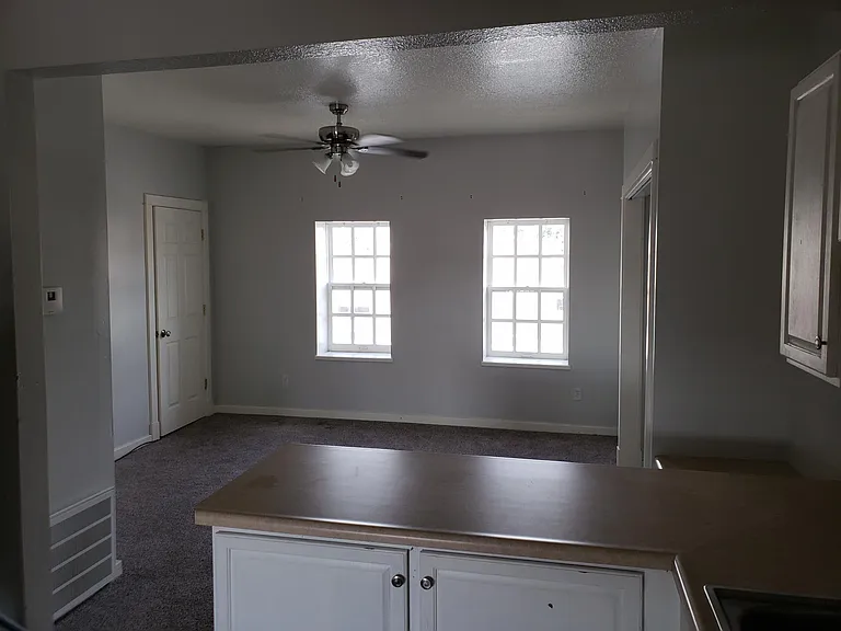 909 W 3rd St #7 — Photo 3