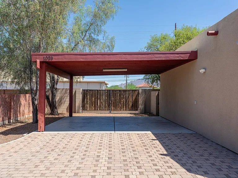 1029 E Blanton Dr — Photo 36