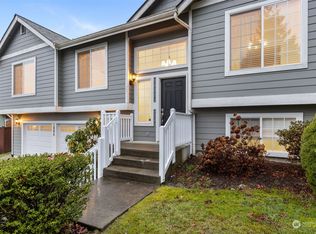 1895 Miss Ellis Loop NE, Poulsbo, WA 98370