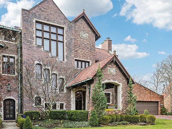 2nd image of 1427 Roxbury Rd