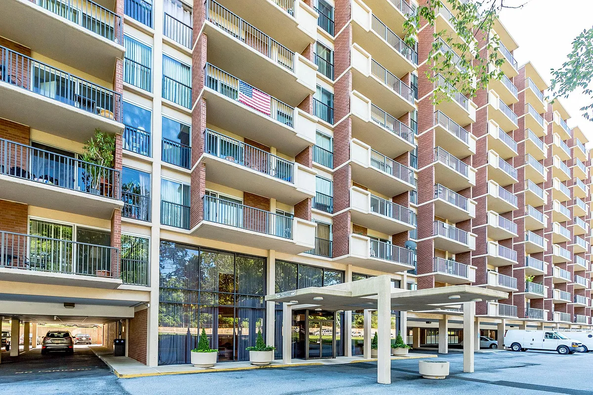 Building Photo - 1300 Army Navy Dr #511