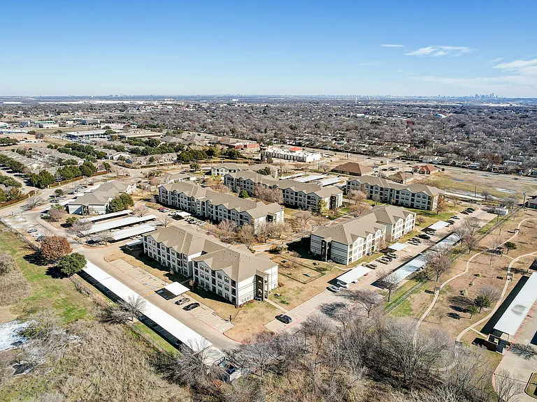 Landings of Carrier Parkway Apartments — Photo 43