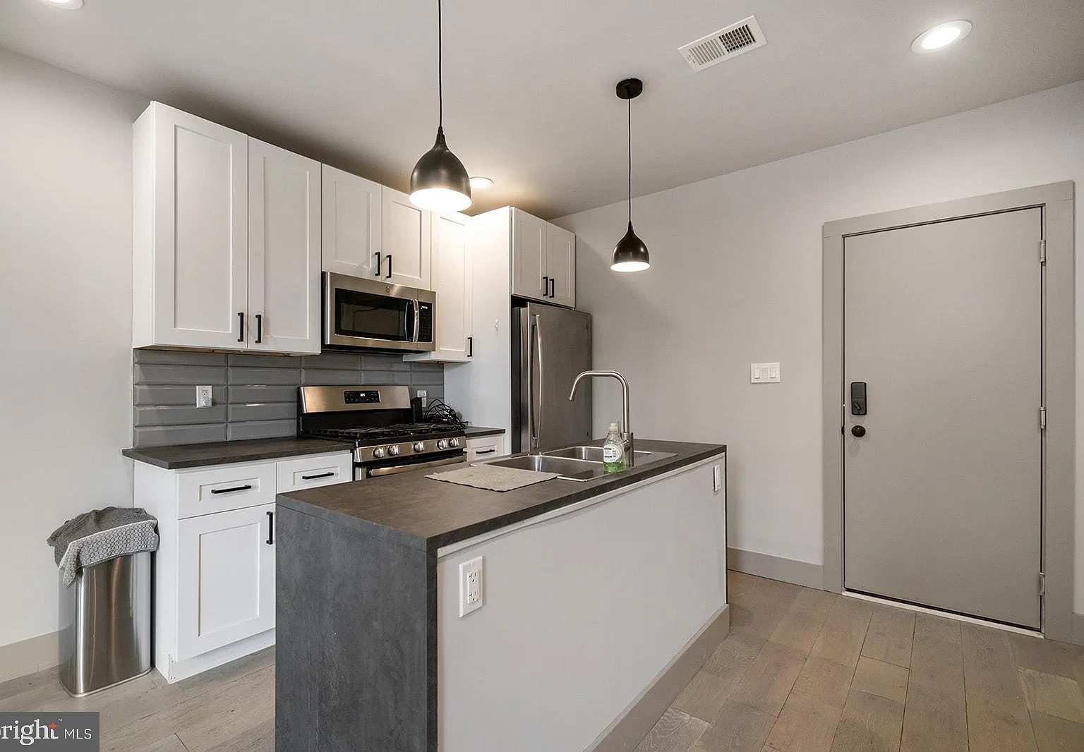 2 bed, 2.0 bath, 3344 sqft, $1,600 — Photo 1