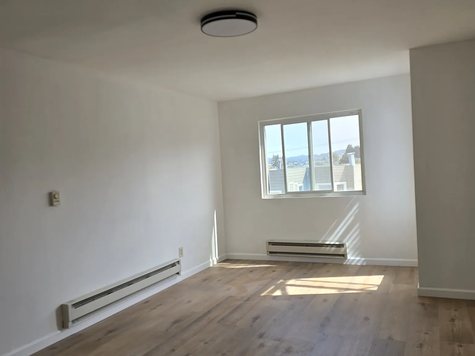 481 Elizabeth St — Photo 3
