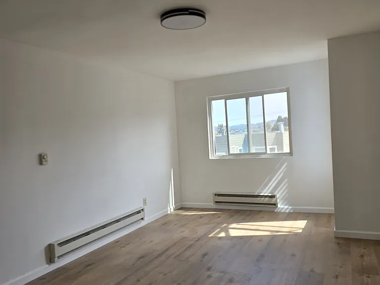 481 Elizabeth St — Photo 3