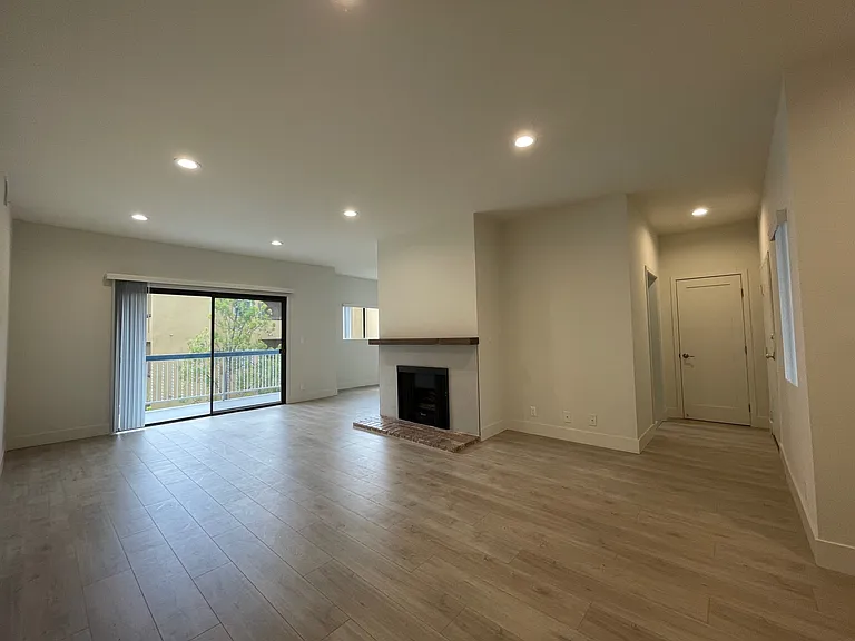 12840 Moorpark — Photo 8
