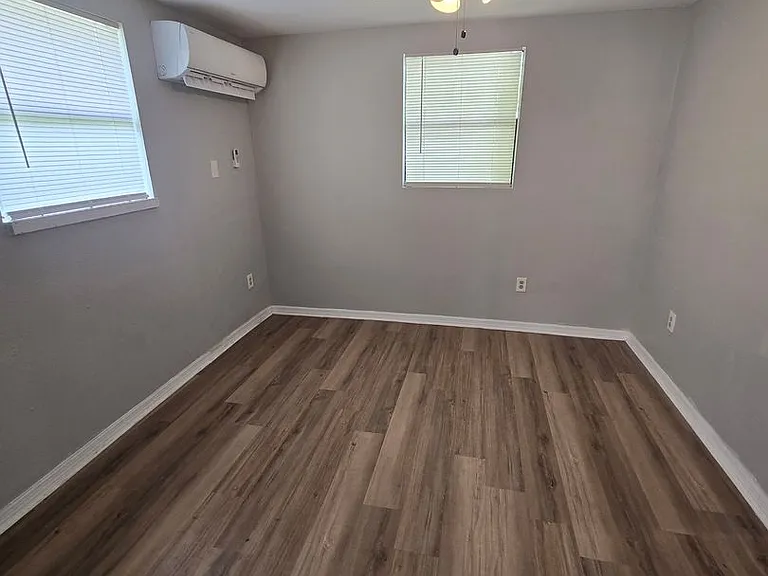 2406 E Clark St — Photo 15