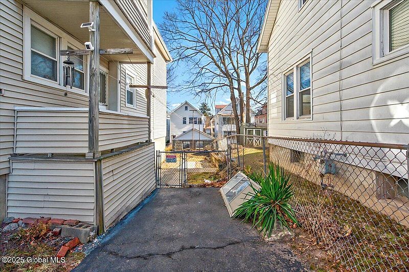 5th image of 883 Warren Street