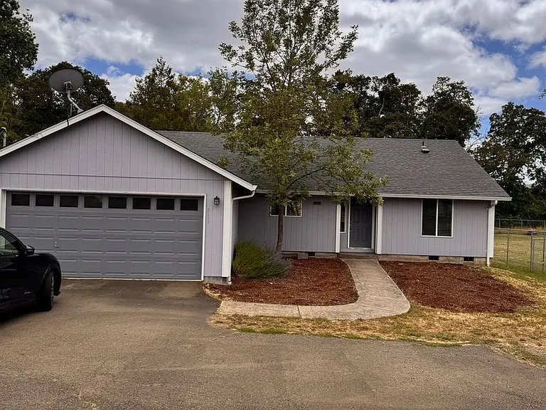 811 NE Newton Creek Dr — Photo 1