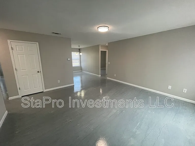 125 Village Pl — Photo 2