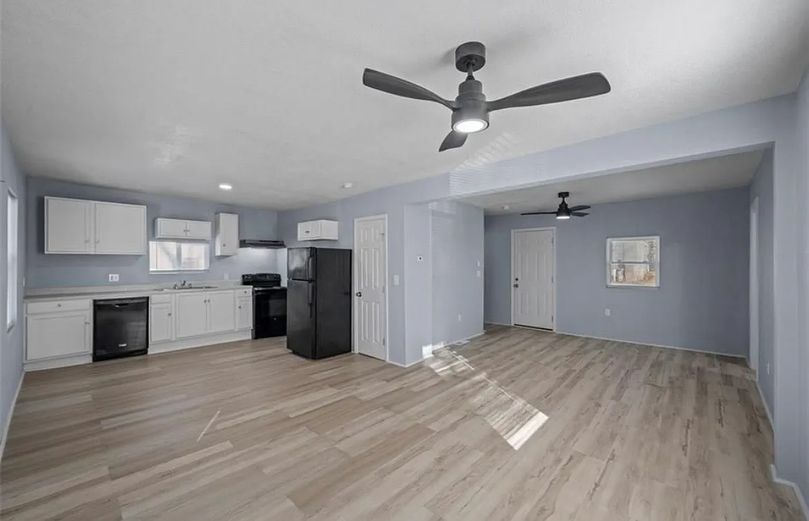 3 bed, 1.5 bath, 1104 sqft, $1,500 — Photo 2