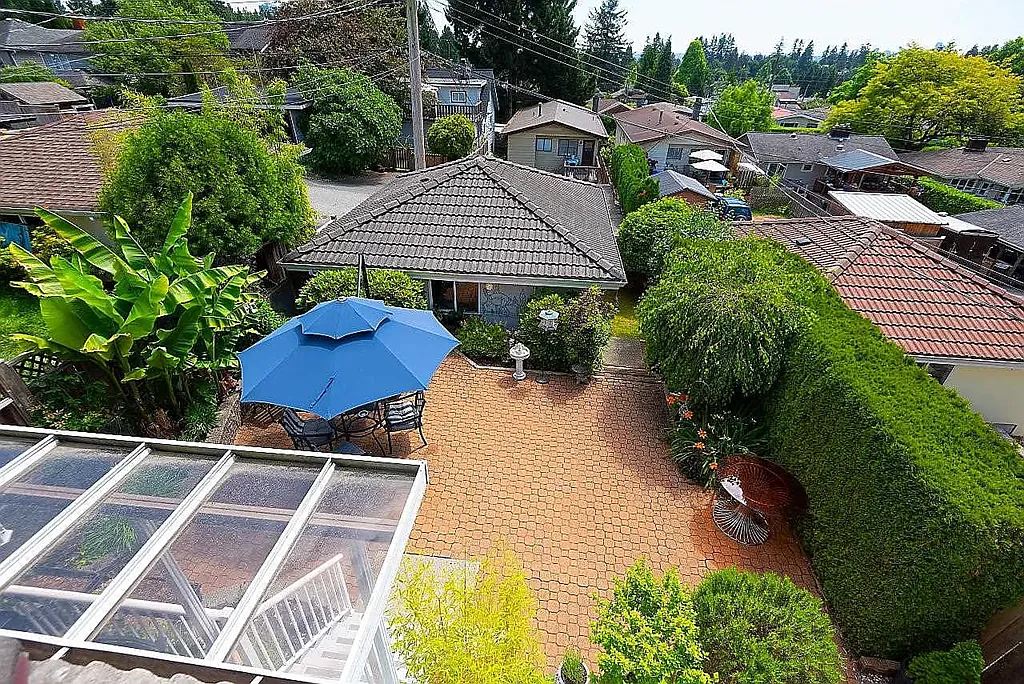 W 24th St, North Vancouver — Photo 2