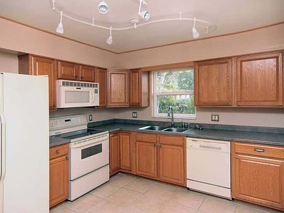 4th image of 2298 Winchester Dr