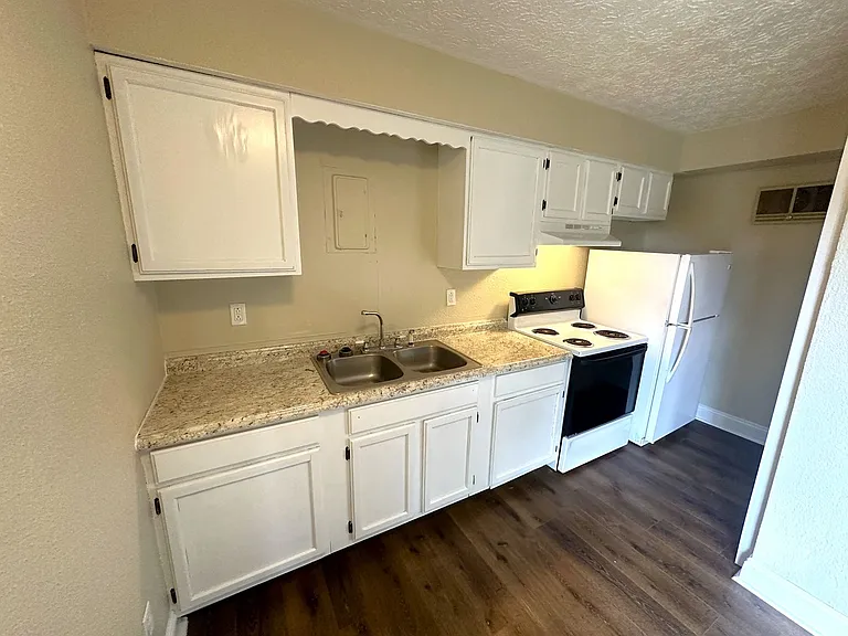 180 Manor Dr — Photo 6